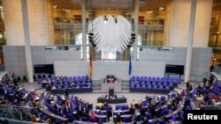 Majelis rendah parlemen Jerman, atau Bundestag, menyetujujui keanggotaan Finlandia dan Sweden untuk bergabung dengan NATO, pada voting di Berlin, Jerman (7/7). 