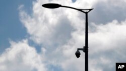 တရုတ်နည်းပညာကုမ္ပဏီ ဟွာဝေးရဲ့ မျက်နှာပုံရိပ်ဖမ်း Facial recognition နည်းပညာသုံး တရုတ်နိုင်ငံလုပ် ကင်မရာတလုံးကို ဆားဗီးယားနိုင်ငံ၊ ဘဲလ်ဂရိတ်ဒ်မြို့ လမ်းဘေးမီးတိုင်မှာ တပ်ဆင်ထားပုံ။ (ဇူလိုင် ၁၇၊ ၂၀၁၉ )