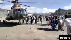 Watu waliojeruhiwa katika tetemeko kubwa la ardhi wakiondolewa kupelekwa hospitali katika Mkoa wa Paktika, Afghanistan, June 22, 2022, katika picha hii iliyotolewa kutoka katika picha ya video. (Bakhtar News Agency/Handout via Reuters) 