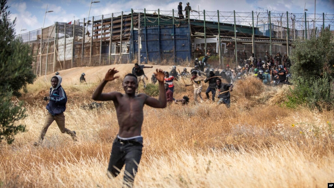Ratusan migran Afrika berusaha menerobos kota perbatasan Melilla, Spanyol dari wilayah Maroko (foto: dok). 