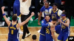 Stephen Curry (30) dari Klub Basket Golden State Warriors bersama rekan setimnya merayakan kemenangan mereka setelah mengalahkan Boston Celtics di Game 6 dalam final bola basket NBA, di Boston, Kamis, 16 Juni 2022. (Foto AP/Michael Dwyer)