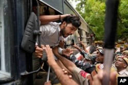 Polisi menahan para aktivis dari partai Hindu sayap kanan yang memprotes pembunuhan Selasa atas Kanhaiya Lal, seorang pria Hindu dalam dugaan serangan agama di kota Udaipur barat di New Delhi, India, Rabu, 29 Juni 2022.(AP/Manish Swarup)