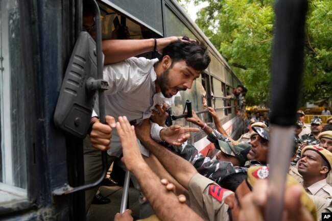 Polisi menahan para aktivis dari partai Hindu sayap kanan yang memprotes pembunuhan Selasa atas Kanhaiya Lal, seorang pria Hindu dalam dugaan serangan agama di kota Udaipur barat di New Delhi, India, Rabu, 29 Juni 2022.(AP/Manish Swarup)