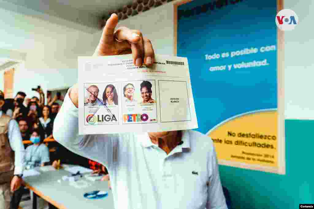 Rodolfo Hernández, candidato presidencial de la Liga de Gobernadores Anticorrupción, muestra su boleta antes de votar durante una segunda vuelta presidencial en Bucaramanga, Colombia, el domingo 19 de junio de 2022. [Fotografía Danny Miranda y Sebastian Valero].