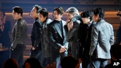 BTS menampilkan "Butter" di panggung Grammy Awards ke-64 di Las Vegas, Minggu, 3 April 2022. (AP/Chris Pizzello)