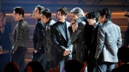BTS menampilkan "Butter" di Grammy Awards Tahunan ke-64, 3 April 2022, di Las Vegas. (Foto: AP/Chris Pizzello)
