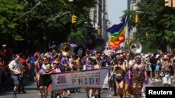 Parade tahunan "Pride" di kota New York hari Minggu (26/6). 