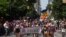 Parade tahunan "Pride" di kota New York hari Minggu (26/6). 
