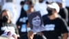 ARCHIVO - Un partidario de la presidenta electa de Honduras, Xiomara Castro, sostiene un retrato de la ambientalista asesinada Berta Cáceres, antes de la ceremonia de investidura de Castro en Tegucigalpa, en enero de 2022.