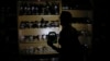 Une personne utilise une lanterne à LED rechargeable pour s'éclairer dans une boutique, après une coupure d'électricité à Pretoria, Afrique du Sud, le 16 février 2022. (Photo de Phil Magakoe / AFP)