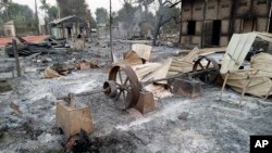 မီးရှို့ခံထားရတဲ့ ပုလဲမြို့နယ် မွေ့တုံ ကျေးရွာ။ (Photo: AP)