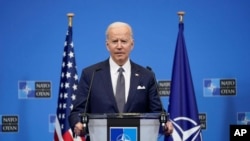 Predsednik SAD Džo Bajden govori na konferenciji za novinare na samitu u Madridu 