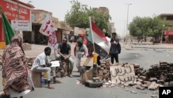 Assis sur des barricades de pierres, les manifestants veillaient jeudi pour le septième jour d'affilée sur les sit-in à Khartoum.