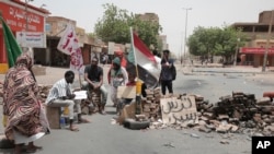 Les gens organisent un sit-in exigeant le retour à un régime civil et pour protester contre les neuf personnes tuées lors de manifestations anti-militaires le mois dernier, à Khartoum, au Soudan, le 4 juillet 2022.