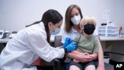 Вакцинирование трехлетнего мальчика. Лексингтон, Южная Каролина. Июнь 2022 г. (архивное фото) 