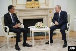 Presiden Rusia Vladimir Putin (kanan) bertemu dengan Presiden Joko Widodo di Kremlin di Moskow pada 30 Juni 2022. (Foto: AFP/Mikhail Klimentyev/Sputnik)