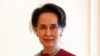 Pemimpin Myanmar Aung San Suu Kyi saat menerima laporan terbaru dari diplomat Filipina Rosario Manalo di Istana Kepresidenan di Naypyitaw, Myanmar, pada 20 Januari 2020. (Foto: AP)