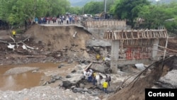 Colapso de un puente en una carretera que Zacapa con Chiquimula, en Guatemala. Foto: CONRED. 