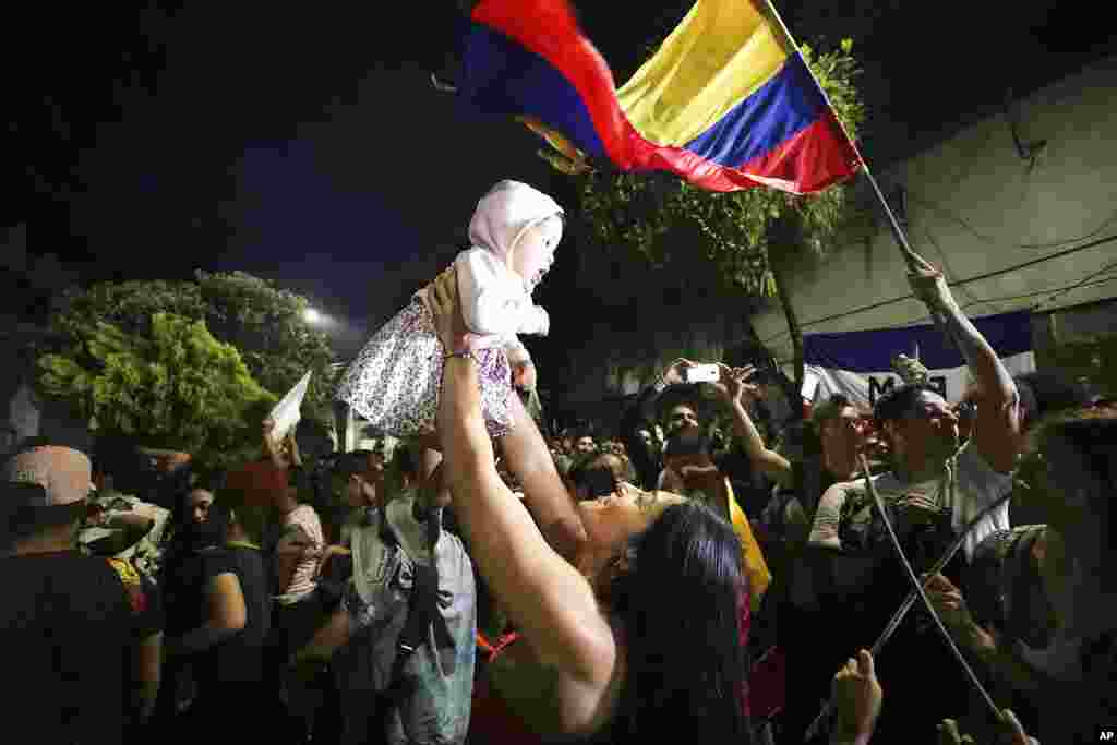 Partidarios del exguerrillero Gustavo Petro celebran después de que ganó la segunda vuelta en Bucaramanga, Colombia.