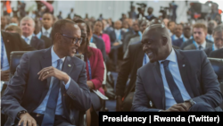 Perezida Kagame aganira na Ministri w'Intebe Philip Davis wa Bahamas mu nama ya Commonwealth i Kigali