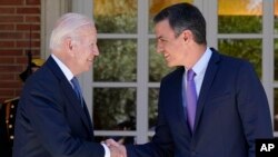 ARCHIVO - El presidente Joe Biden y el presidente de gobierno de España, Pedro Sánchez, se dan la mano mientras se reúnen en el Palacio de la Moncloa en Madrid, el 28 de junio de 2022, para discutir los esfuerzos continuos para apoyar a Ucrania. 