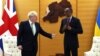 Le Premier ministre britannique Boris Johnson (à g.) a été reçu à Kigali par le président rwandais Paul Kagame.