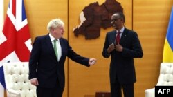 Le Premier ministre britannique Boris Johnson (à g.) a été reçu à Kigali par le président rwandais Paul Kagame.