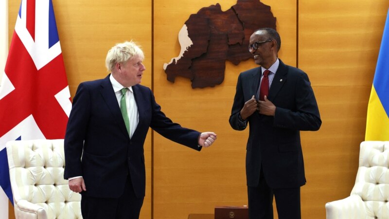 A Kigali, Boris Johnson défend l'accord sur les migrants avec le Rwanda