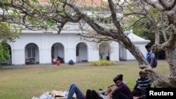 معترضان سری‌لانکایی در باغ اقامتگاه رسمی نخست وزیر