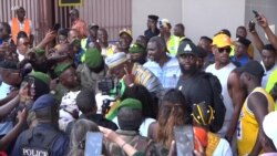 Paul Pogba accueilli par une foule en liesse à Conakry