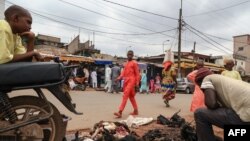 En 2020, le même genre de petits attentats dans les grandes villes du pays avaient blessé quelques personnes, notamment déjà sur le marché de Mokolo. 