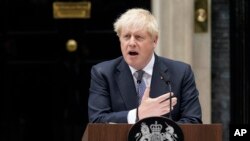 El primer ministro británico, Boris Johnson, habla con los medios en Downing Street en Londres, el jueves 7 de julio de 2022. (Foto AP/Alberto Pezzali)