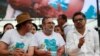 El líder rebelde de las FARC, Rodrigo Londono, aliasTimochenko (C) hablando con Pastor Alape (L) e Iván Márquez durante la ceremonia de clausura de un congreso rebelde cerca de El Diamante en los Llanos de Yari, Colombia, el 23 de septiembre de 2016. REUTERS /Juan Vizcaíno