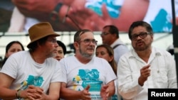 El líder rebelde de las FARC, Rodrigo Londono, aliasTimochenko (C) hablando con Pastor Alape (L) e Iván Márquez durante la ceremonia de clausura de un congreso rebelde cerca de El Diamante en los Llanos de Yari, Colombia, el 23 de septiembre de 2016. REUTERS /Juan Vizcaíno