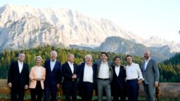 Para pemimpin negara-negara G7 berpose di lokasi KTT di Schloss Elmau, Jerman hari Minggu (26/6). 