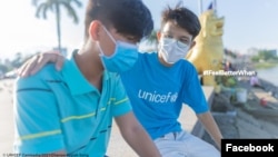 រូបថត​ចែក​រំលែក​តាម​ទំព័រ​ហ្វេសប៊ុក​របស់​អង្គការ​​​យូនីសេហ្វ ​(Unicef) ប្រចាំ​នៅ​កម្ពុជាកាល​ពី​ថ្ងៃ​ទី​១៥ ខែ​មិថុនា ឆ្នាំ​២០២២ បង្ហាញ​ពី​​យុទ្ធនាការ​ថ្មី «ខ្ញុំធូរចិត្ត ពេល...‍» ដែល​ផ្តោត​លើ​សុខភាព​ផ្លូវ​ចិត្ត​ចំពោះ​យុវវ័យ​កម្ពុជា។ (Facebook/UNICEF Cambodia)