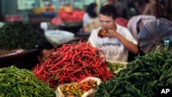 Ilustrasi - Seorang penjual cabai menunggu pelanggan di sebuah pasar di Jakarta, 10 Februari 2011. (AP Photo/Dita Alangkara, File)