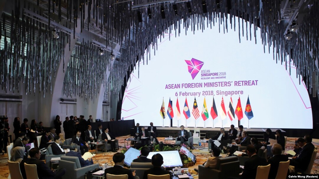 Para menteri luar negeri bertemu di retret Pertemuan Menteri Luar Negeri Perhimpunan Bangsa-Bangsa Asia Tenggara (ASEAN) di Singapura pada 6 Februari 2018. (Foto: REUTERS/Calvin Wong)