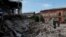 Una persona pasa junto a una casa destruida por los bombardeos durante la noche mientras continúa el ataque de Rusia contra Ucrania en Kharkiv, Ucrania, el 26 de junio de 2022.
