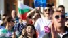 Люди беруть участь у демонстрації на підтримку уряду перед парламентом у Софії, Болгарія, 22 червня 2022 року. REUTERS/Спасіяна Сергієва