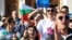Люди беруть участь у демонстрації на підтримку уряду перед парламентом у Софії, Болгарія, 22 червня 2022 року. REUTERS/Спасіяна Сергієва