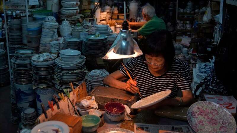 Hong Kong Factory Last to Carry On a Disappearing Art