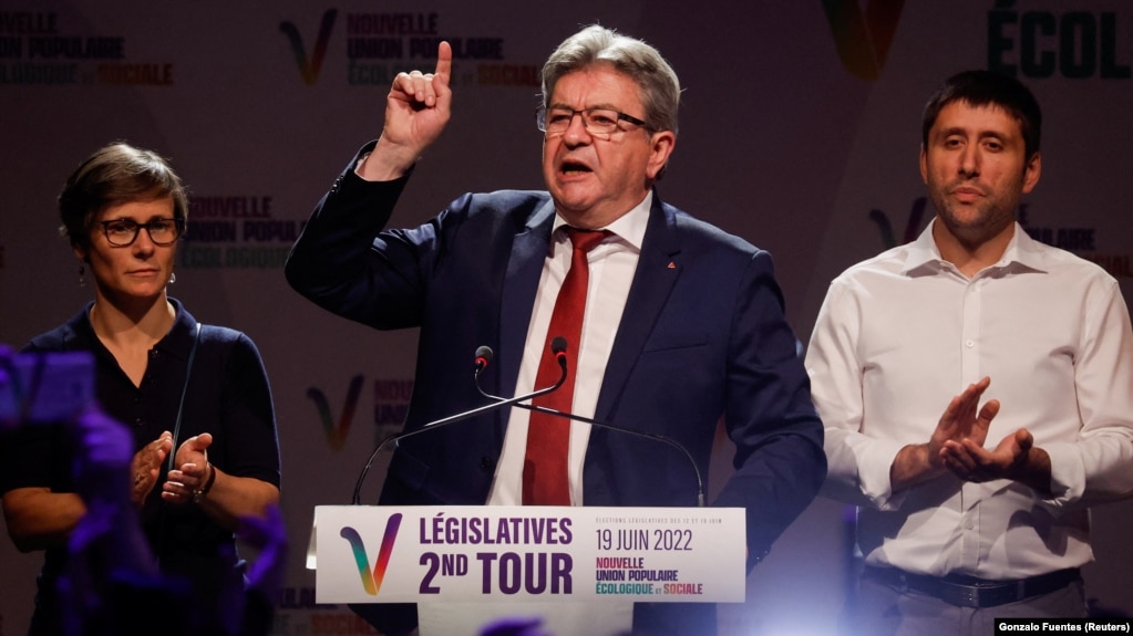 Jean-Luc Melenchon, leader de La France Insoumise, prononce un discours après les premiers résultats du second tour des élections législatives françaises, au siège de NUPES à Paris, France, le 19 juin 2022.