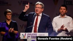 Jean-Luc Melenchon, leader de La France Insoumise, prononce un discours après les premiers résultats du second tour des élections législatives françaises, au siège de NUPES à Paris, France, le 19 juin 2022.