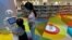 Anak-anak menggunakan robot untuk mendapatkan bantuan di perpustakaan Mohammed Bin Rashid (MBRL) yang baru dibuka di Dubai pada 16 Juni 2022. Desainnya menggabungkan teknologi dan kecerdasan buatan. (Foto: AFP)