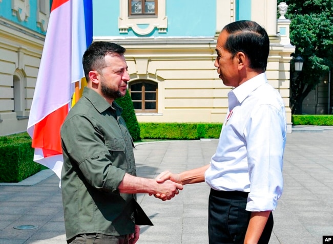 Presiden Joko Widodo (kanan) berjabat tangan dengan Presiden Ukraina, Volodymyr Zelenskyy, dalam pertemuan mereka di Kyiv, Ukraina, 29 Juni 2022. (Foto: via AP)