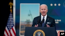 ប្រធានាធិបតីអាមេរិក លោក Joe Biden ថ្លែង​អំពី​តម្លៃ​ឧស្ម័ន​នៅ​ក្នុង​សាល​ប្រជុំ South Court ក្នុង​បរិវេណ​សេតវិមាន ថ្ងៃទី២២ ខែ​មិថុនា ឆ្នាំ២០២២។