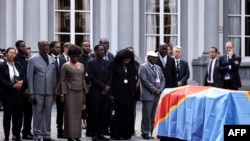 Les enfants de Patrice Lumumba lors d'une cérémonie de remise d'une dent du premier premier ministre du Congo et héros de l'indépendance Patrice Lumumba au Palais d'Egmont à Bruxelles, le 20 juin 2022.