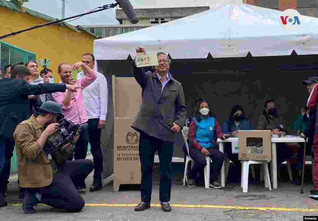 El candidato de izquierda Gustavo Prieto muestra boleta de votación en colegio electoral durante la segunda vuelta de las elecciones presidenciales en Bogotá, el 19 de junio de 2022. [Foto cortesía Campaña de Gustavo Petro].