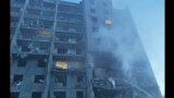 En esta foto, proporcionada por el Servicio de Emergencias de Ucrania, bomberos tratan de extinguir las llamas en un edificio residencial en Odesa, la madrugada del viernes 1 de lulio de 2022. (Servicio de Emergencias de Ucrania vía AP)